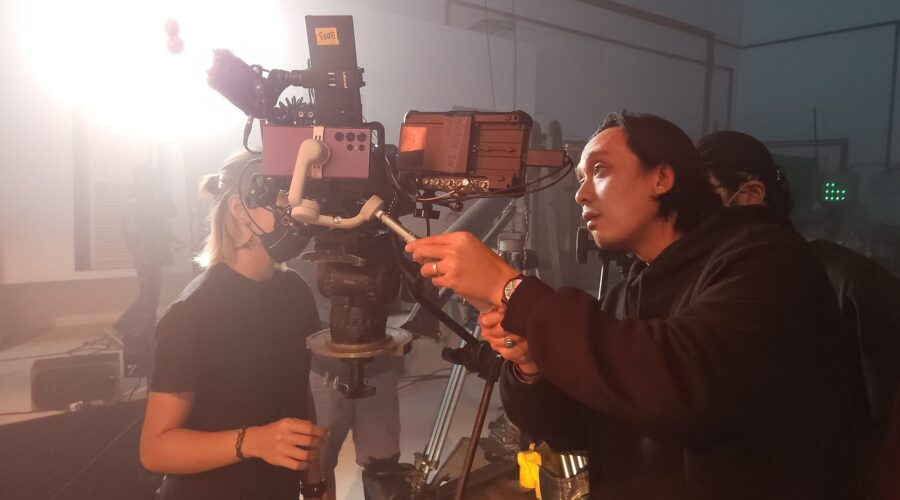 Taufiq Kamal Sets the Romantic Mood while Filming with Galaxy